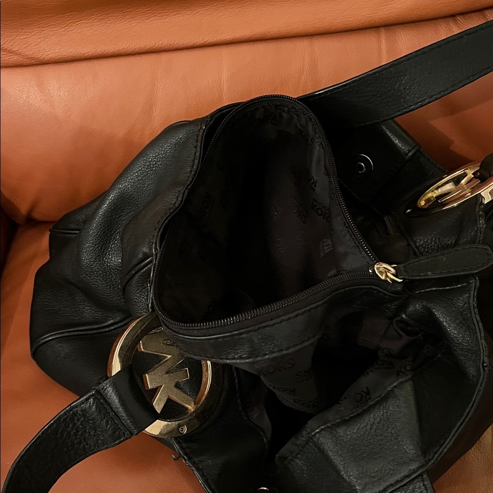Michael Kors Black Leather Shoulder Bag with Gold Logo - Picture 3 of 5